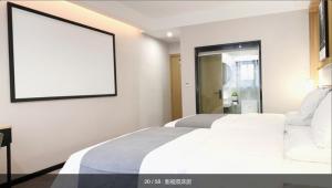 Postel nebo postele na pokoji v ubytování The Best Time Hotel Pazhou-Free shuttle bus for canton fair
