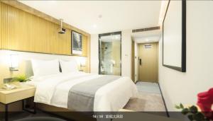 Postel nebo postele na pokoji v ubytování The Best Time Hotel Pazhou-Free shuttle bus for canton fair
