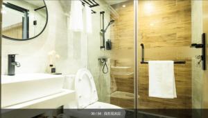 Koupelna v ubytování The Best Time Hotel Pazhou-Free shuttle bus for canton fair