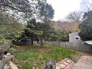een tuin met een hek en een boom bij Comfortable Two-bedroom home in Wilmington