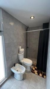La salle de bains est pourvue d'une douche et de toilettes. dans l'établissement Dúplex en Flores para 4 personas, à Buenos Aires