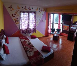 ein Schlafzimmer mit einem großen Bett in einem Zimmer in der Unterkunft Sugan Residency in Kodaikanal