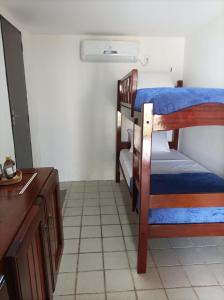 a kitchen with two bunk beds in a room at Casa Encanto da Barra in Fortim