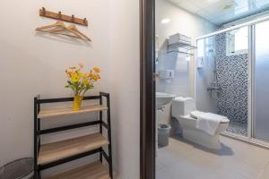 un bagno con wc e doccia in vetro di Ruisui Style B&B a Ruisui