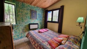 1 dormitorio con 1 cama en una habitación en Cabañas La Ofelia en Potrerillos