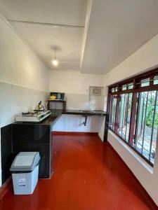Kuhinja oz. manjša kuhinja v nastanitvi Firefly Cottage Bandarawela