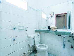 清邁的住宿－Rendezvous Oldtown Chiangmai SHA Extra Plus，白色的浴室设有卫生间和水槽。