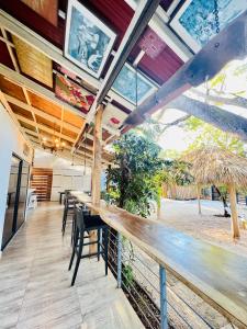 um bar com cadeiras e mesas num edifício em Nirvana Beach Home em Paraíso