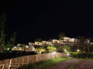 uma aldeia à noite com luzes numa cerca em Chill & View em Ban Huai Phai