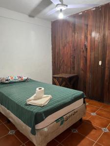 ein Zimmer mit einem Bett und einem Handtuch darauf in der Unterkunft CARIBbEAN Paradise Hotel in Lanquín