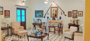 sala de estar con muebles y chimenea en Cavalry Villa bikaner en Bikaner