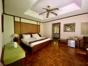 1 dormitorio con 1 cama y ventilador de techo en Fern Resort Mae Hong Son, en Mae Hong Son