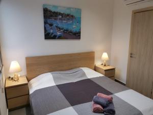 un dormitorio con una cama con un animal de peluche en PERSEUS 3 BEDROOM Apartment 102 en Lárnaca