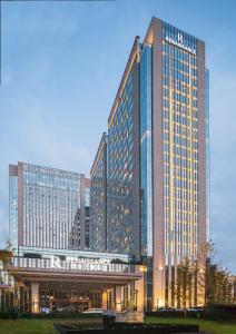 西安市にあるRenaissance Xi'an Hotelの大きな窓のある大きな建物