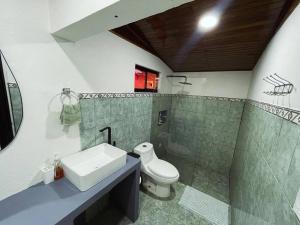 Et badeværelse på Tabaco Studio a solo 5 minutos de Playa Carrillo + 20 billeder