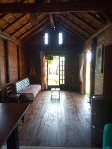 una habitación con sofá y cama en una casa en Dunas do Moçambique, en Florianópolis