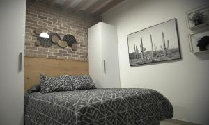 una camera da letto con un letto e un muro di mattoni di Lujoso depa cerca del consulado. a Ciudad Juárez