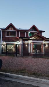 une maison avec des portes en verre sur son côté dans l'établissement Esquel house, à Esquel