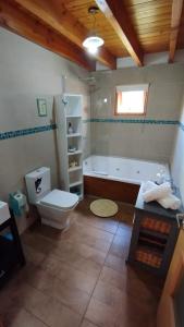 La salle de bains est pourvue d'une baignoire, de toilettes et d'un lavabo. dans l'établissement Esquel house, à Esquel
