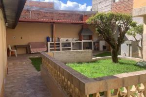un jardín con un árbol en medio de una casa en Villa Paquita - Arco de Bellavista, en Riobamba