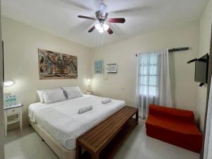 una camera con letto e ventilatore a soffitto di The Duyan House at Sinagtala Resort a Orani