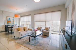 泗水爪哇岛百诺肯酒店的客厅里有一张沙发和一张桌子。