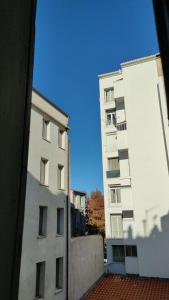 due alti edifici bianchi uno accanto all'altro di Come&Sleep a Marsiglia