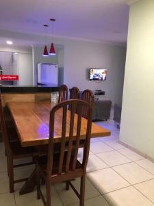 cocina con mesa de madera y 4 sillas en Arraial Temporada - Vá a Pé para a Praia, en Arraial do Cabo