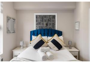 1 cama con cabecero azul en un dormitorio en Brand New Stunning and Cosy Studio - Very Central en Londres