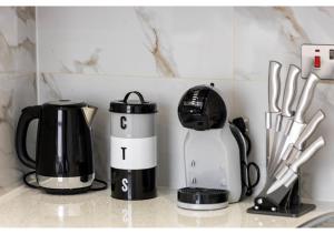 倫敦的住宿－Brand New Stunning and Cosy Studio - Very Central，一个带咖啡壶和搅拌机的台面
