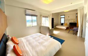 una camera da letto con un letto e una sedia di Green Field Sweet House a Jiaoxi