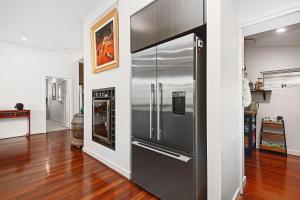 Il comprend une cuisine équipée d'un grand réfrigérateur en acier inoxydable. dans l'établissement Cottage Gem - 2br Parkside Retreat, à Bicton