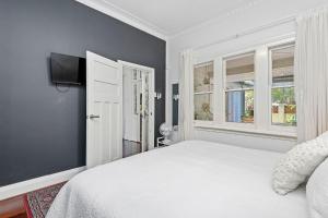- une chambre avec un lit blanc et 2 fenêtres dans l'établissement Cottage Gem - 2br Parkside Retreat, à Bicton 37 autres photos