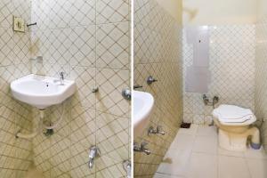 bagno con lavandino e servizi igienici di SPOT ON Hotel Super Guest House a Ahmedabad