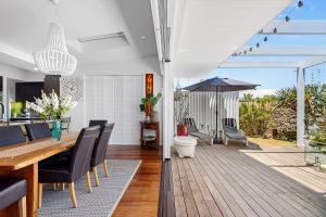 - une salle à manger avec une table et un parasol dans l'établissement Cottage Gem - 2br Parkside Retreat, à Bicton