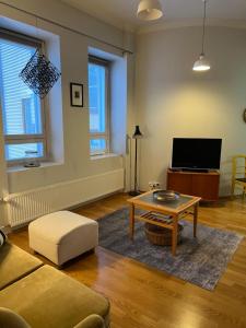 TV tai viihdekeskus majoituspaikassa Saunallinen kaksio keskustassa