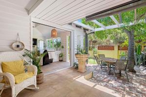 une salle à manger extérieure avec une table et des chaises dans l'établissement Cottage Gem - 2br Parkside Retreat, à Bicton