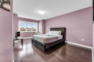 Bolton的住宿－Charming Home with Airport and Toronto Nearby，一间卧室设有一张大床和一个窗户。