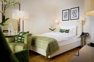 Park Hotel Sonnenhof - Relais & Châteaux tesisinde bir odada yatak veya yataklar