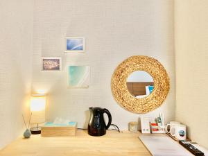 uno specchio seduto su una scrivania con bollitore per il tè di ALOHADAYS Kyoto a Kyoto