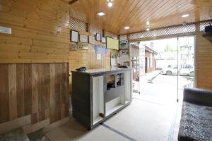 un restaurante con barra en una sala con paredes de madera en OYO Hotel Azad, en Jammu