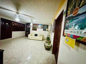 - un salon avec un canapé blanc dans l'établissement Hotel Monarca Tlalpujahua, à Tlalpujahua de Rayón
