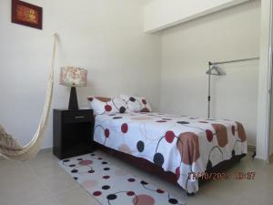 1 dormitorio con 1 cama con manta de lunares en Casa Turquesa, en Cancún