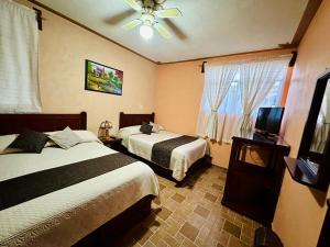 Postel nebo postele na pokoji v ubytování Hotel Monarca Tlalpujahua