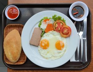um prato de alimentos com ovos e legumes num tabuleiro em Dolce Mia Home Ninh Bình em Ninh Binh