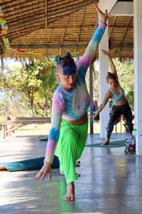 una mujer haciendo un puesto de manos en una clase de yoga en Atlas Valley en Pai