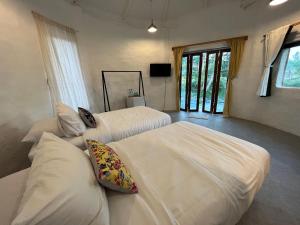 een hotelkamer met 2 bedden en een televisie bij The Little Clay House (Huahin) in Ban Thap Tai (1)