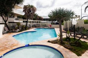 une grande piscine en face d'un bâtiment dans l'établissement Entire 2 Bedroom Apartment w/ Ocean Views, à Coolum Beach