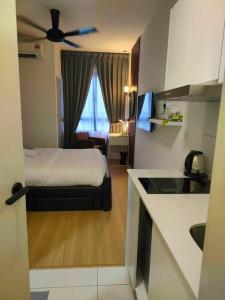Giường trong phòng chung tại Sini Stay Horizon Suites KLIA (Blue Room)