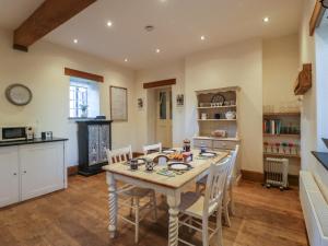 een keuken en eetkamer met een tafel en stoelen bij Woodlands Cottage in Leominster